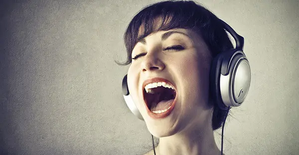 Hình ảnh một người đang học hát đúng kỹ thuật thanh nhạc